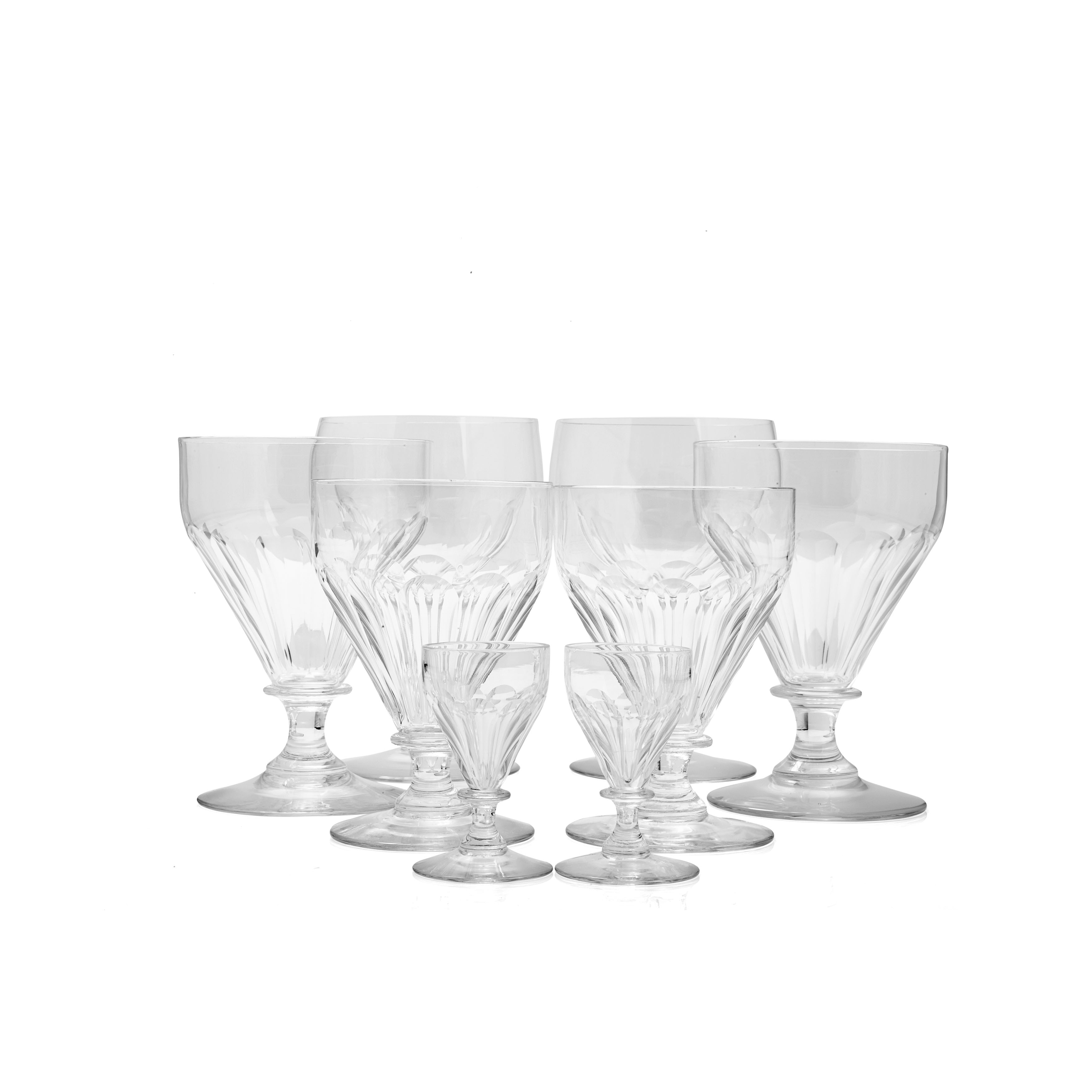 SUITE OF DRINKING GLASSES