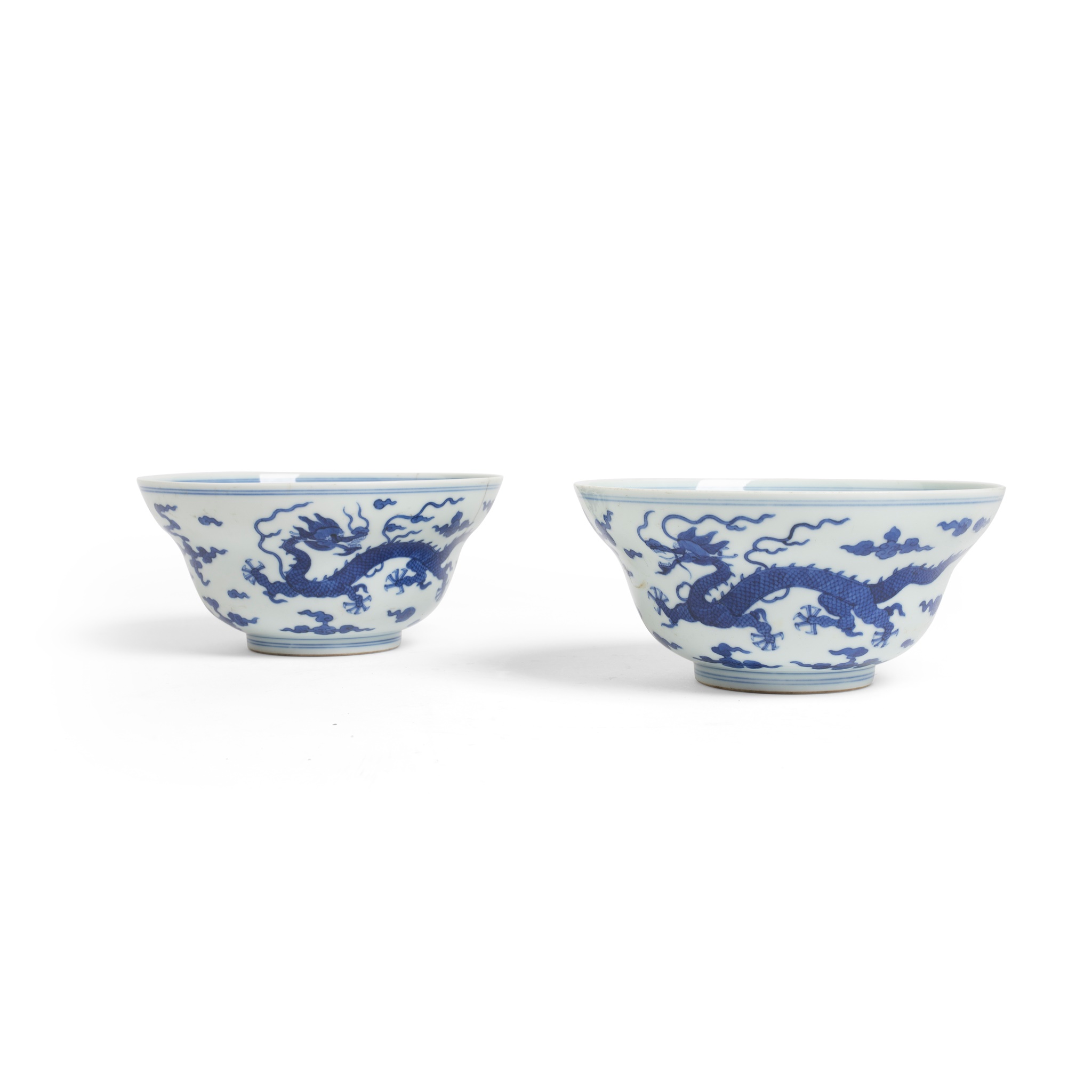 PAIR OF BLUE AND WHITE 'DRAGON' BOWLS