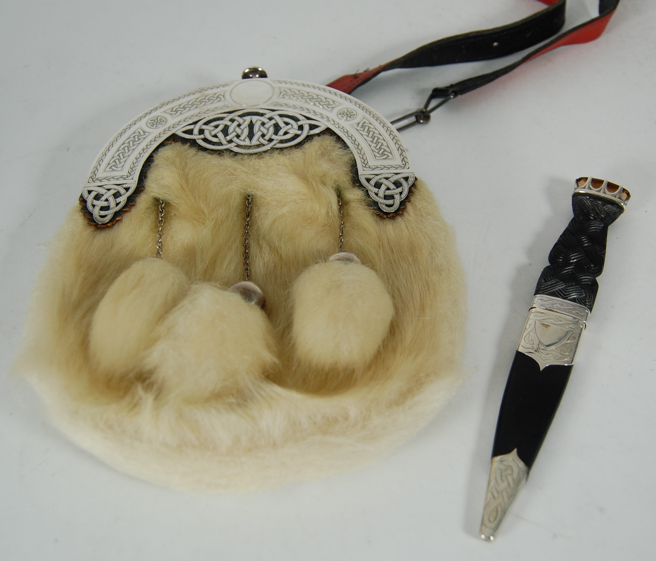 A modern sporran and sgian dubh