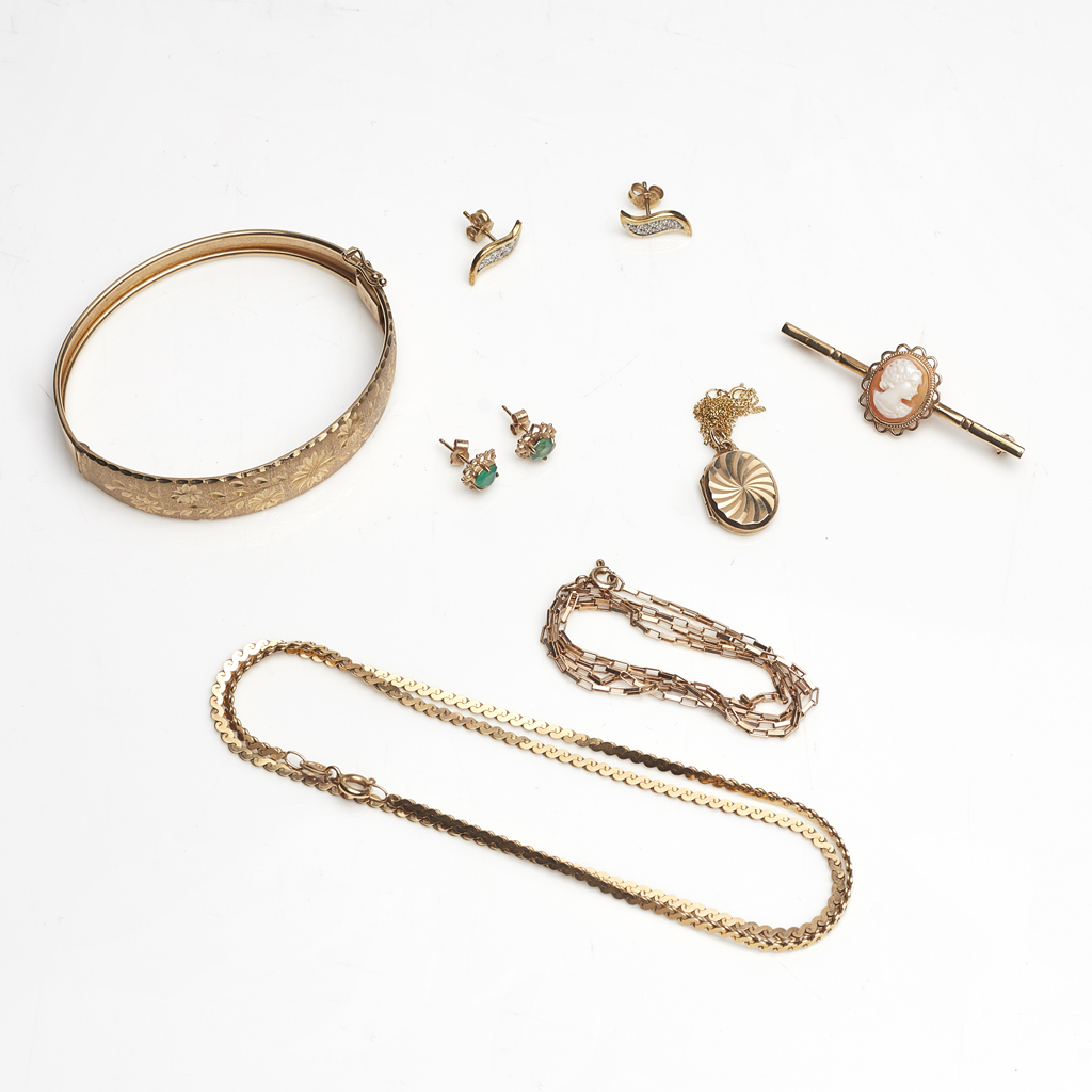 A collection of jewellery
