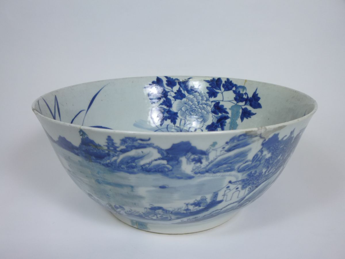 CHINESE BLUE AND WHITE PORCELAIN BOWL