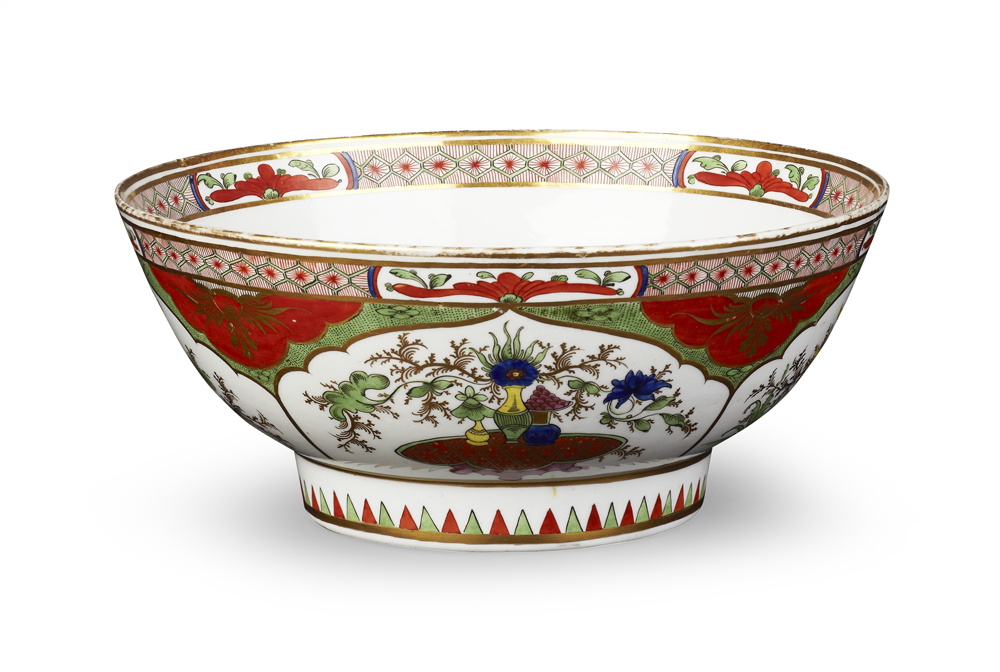 WORCESTER 'DRAGONS AND COMPARTMENTS' PORCELAIN BOWL