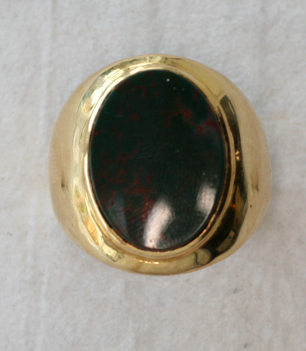 An 18 carat gold and bloodstone signet ring