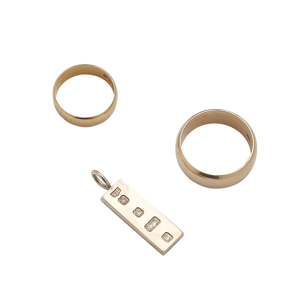 A collection of gold jewellery