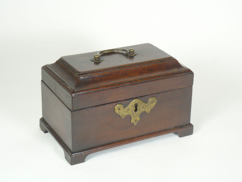 A Georgian mahogany tea caddy