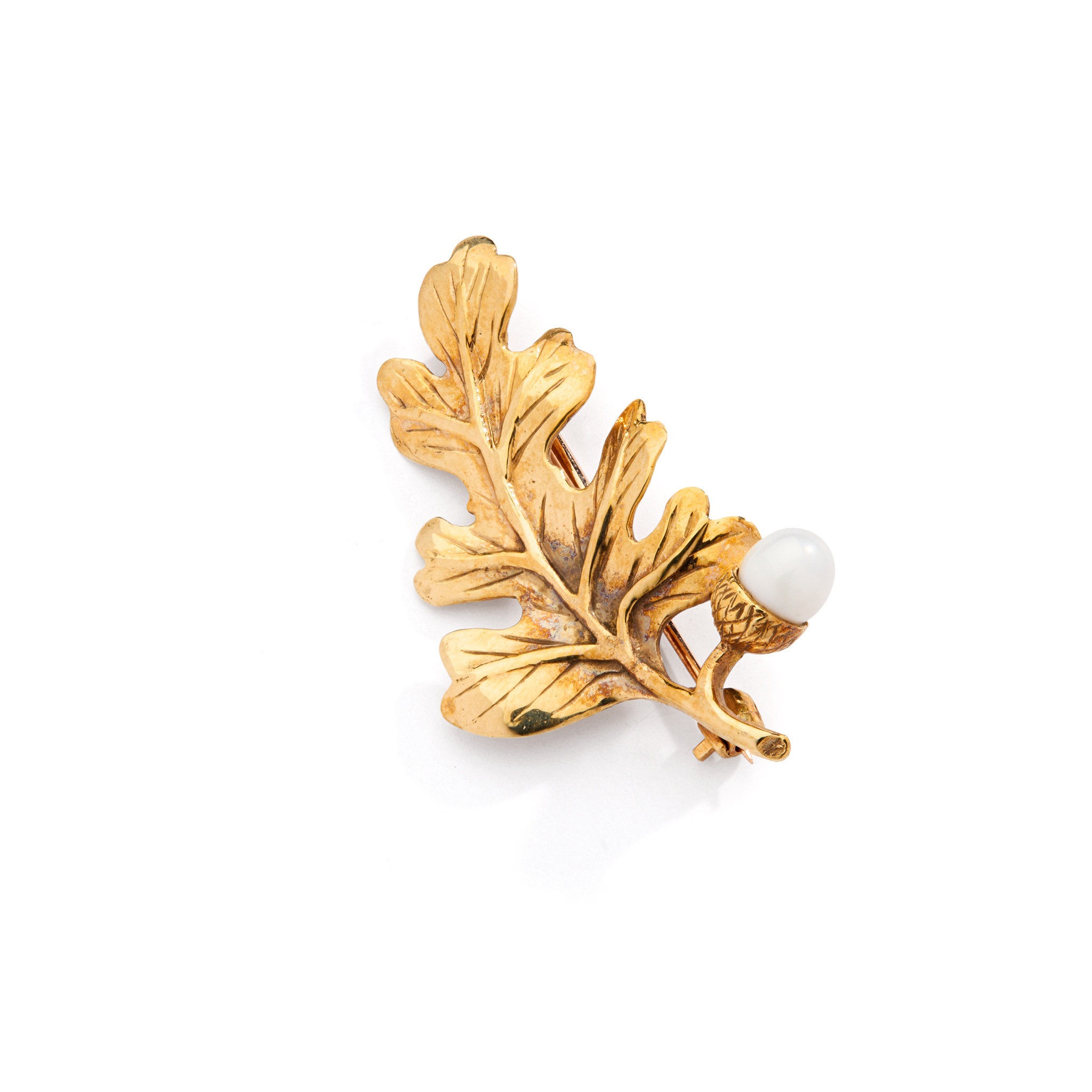 A 9CT GOLD SCOTTISH FRESHWATER PEARL 'ACORN AND OAK LEAF' BROOCH