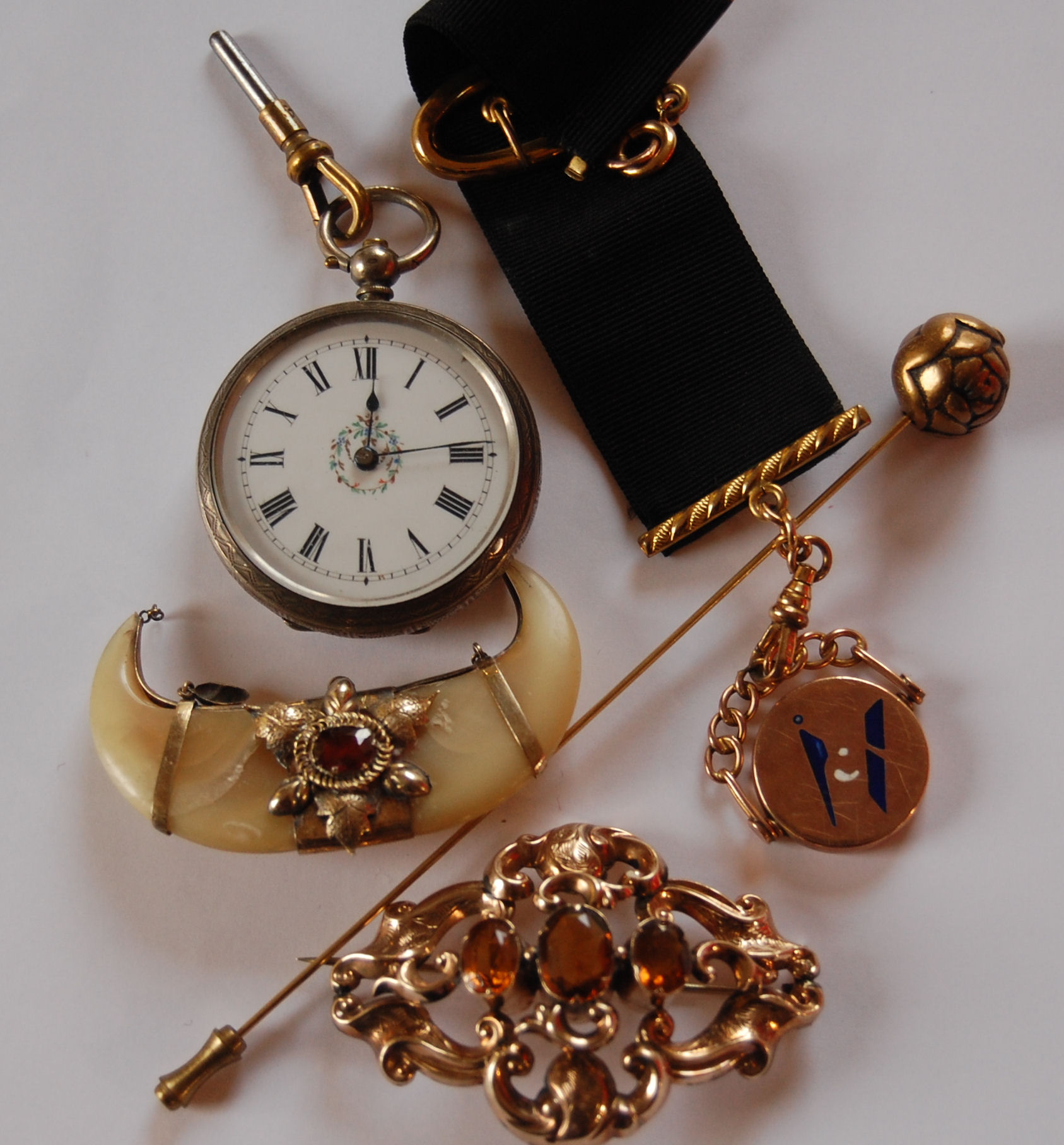 A small collection of jewellery