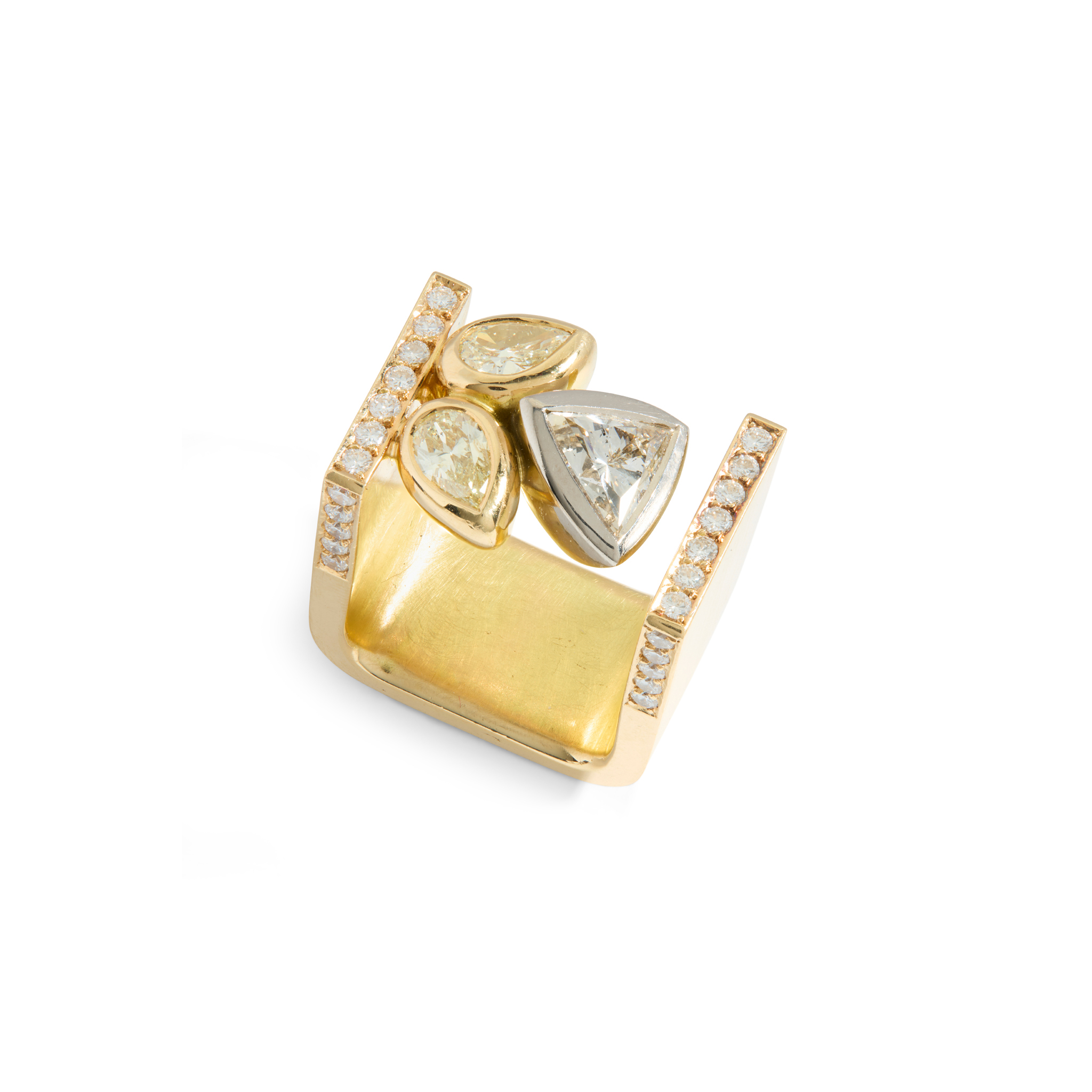 Peter Plöderl: A fancy yellow and colourless diamond ring