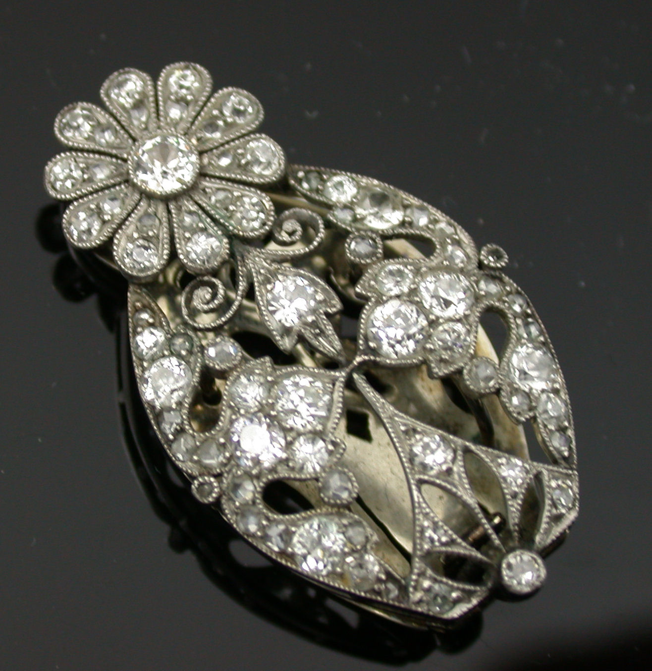 A diamond set clip/brooch,