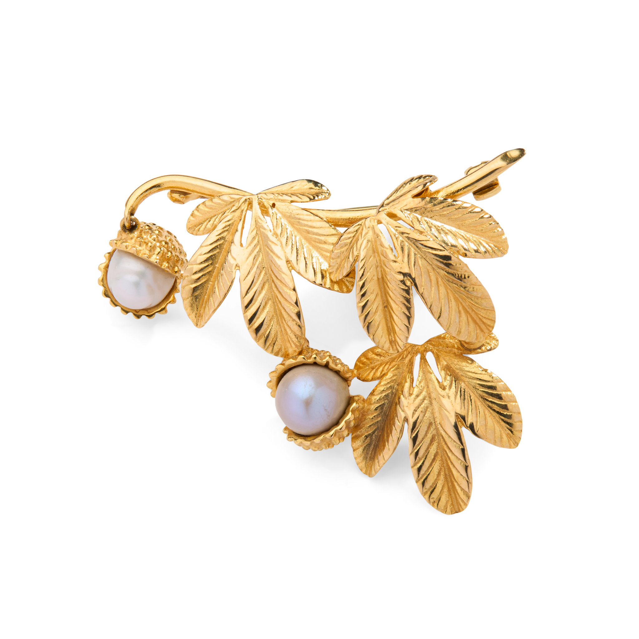 A 9CT GOLD SCOTTISH FRESHWATER ‘HORSE CHESTNUT’ BROOCH