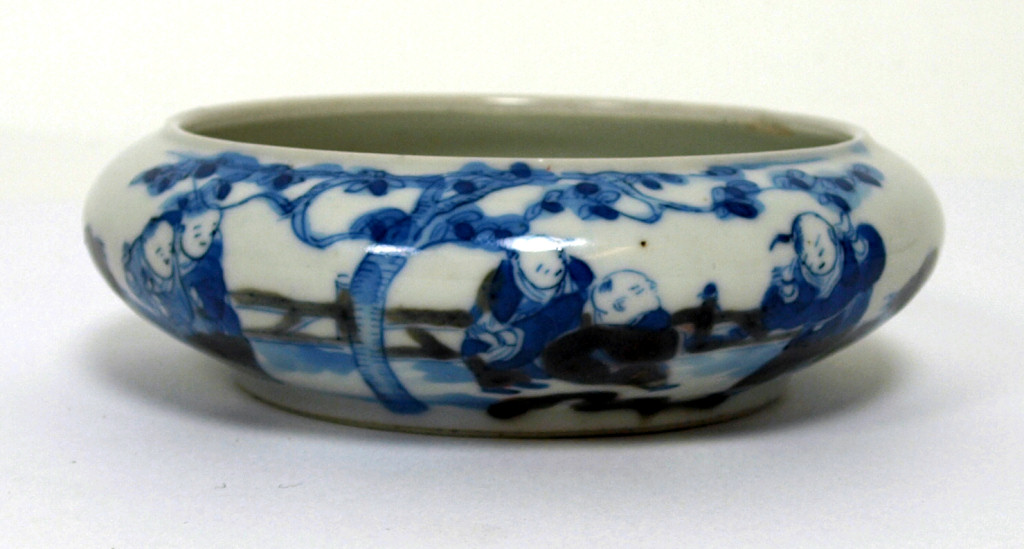 CHINESE CIRCULAR PORCELAIN BRUSHWASHER