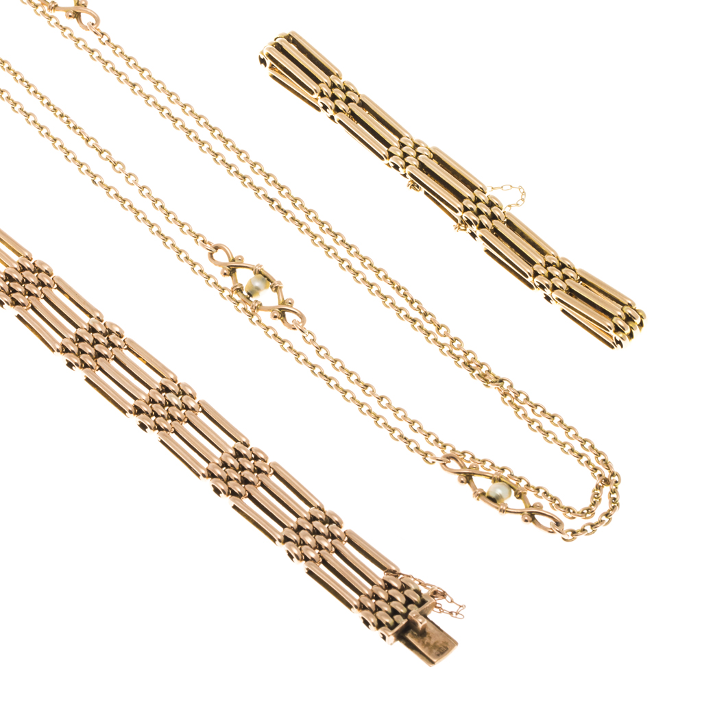 A lady's pearl set neck chain