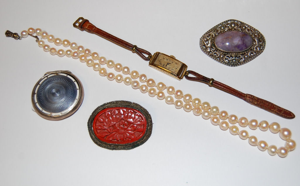 A collection of costume jewellery