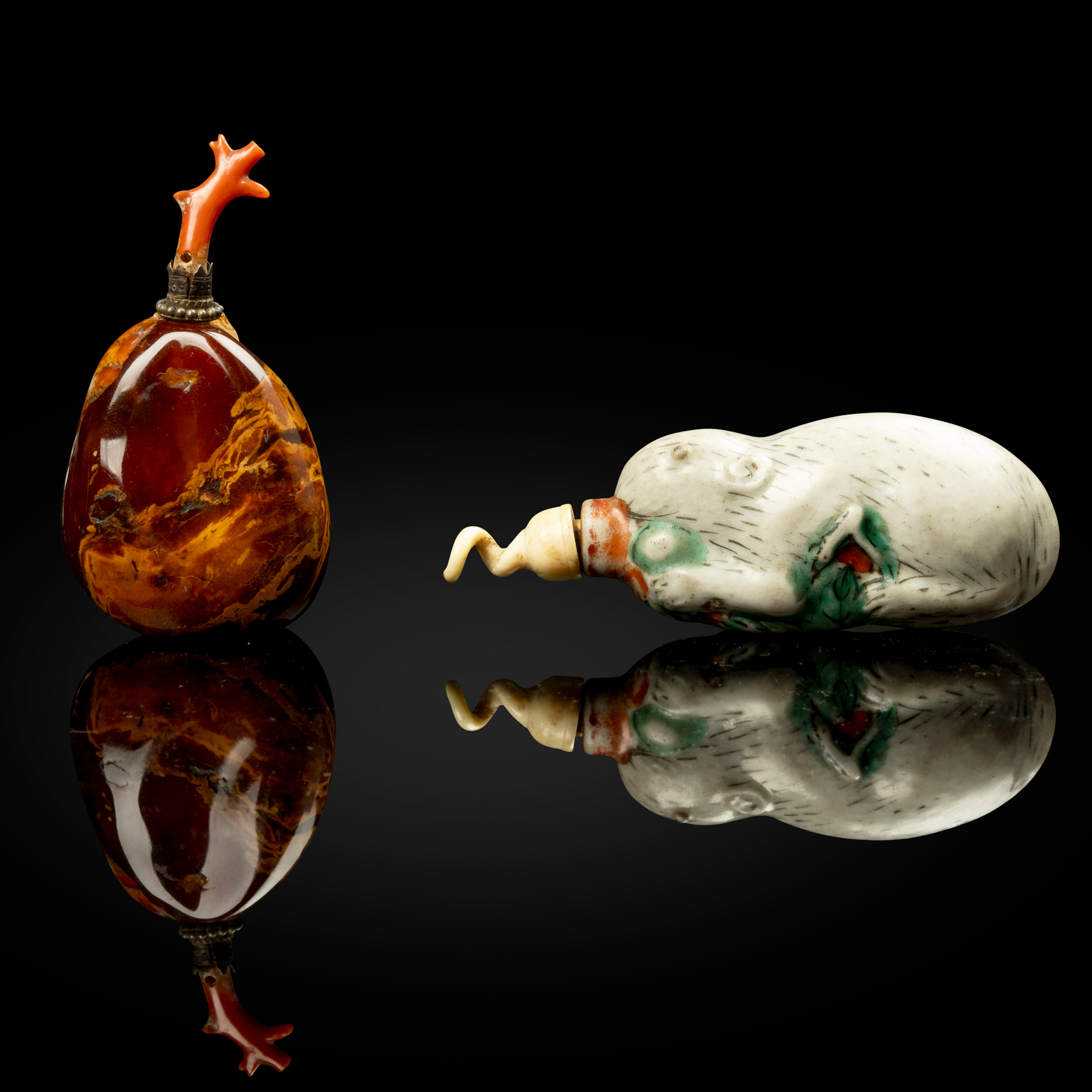 TWO CHINESE SNUFF BOTTLES