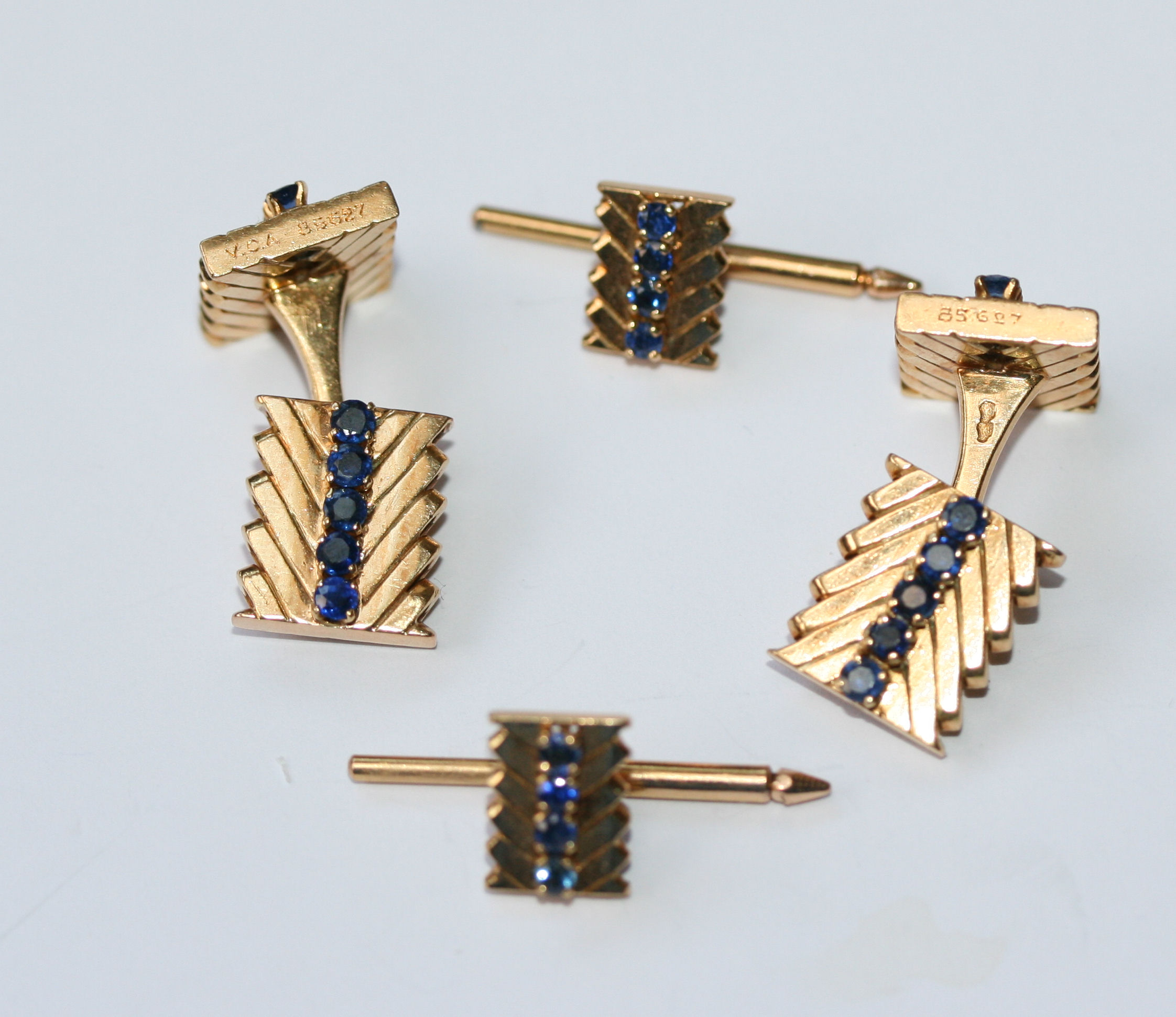 VAN CLEEF & ARPELS - a French gold mounted sapphire set gentleman's dress set