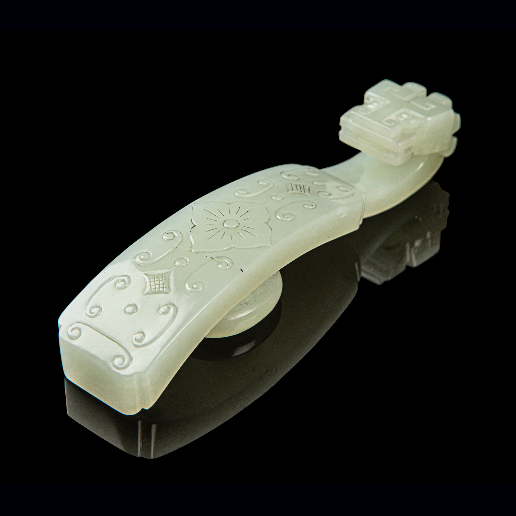 WHITE JADE 'DRAGON' BELT HOOK