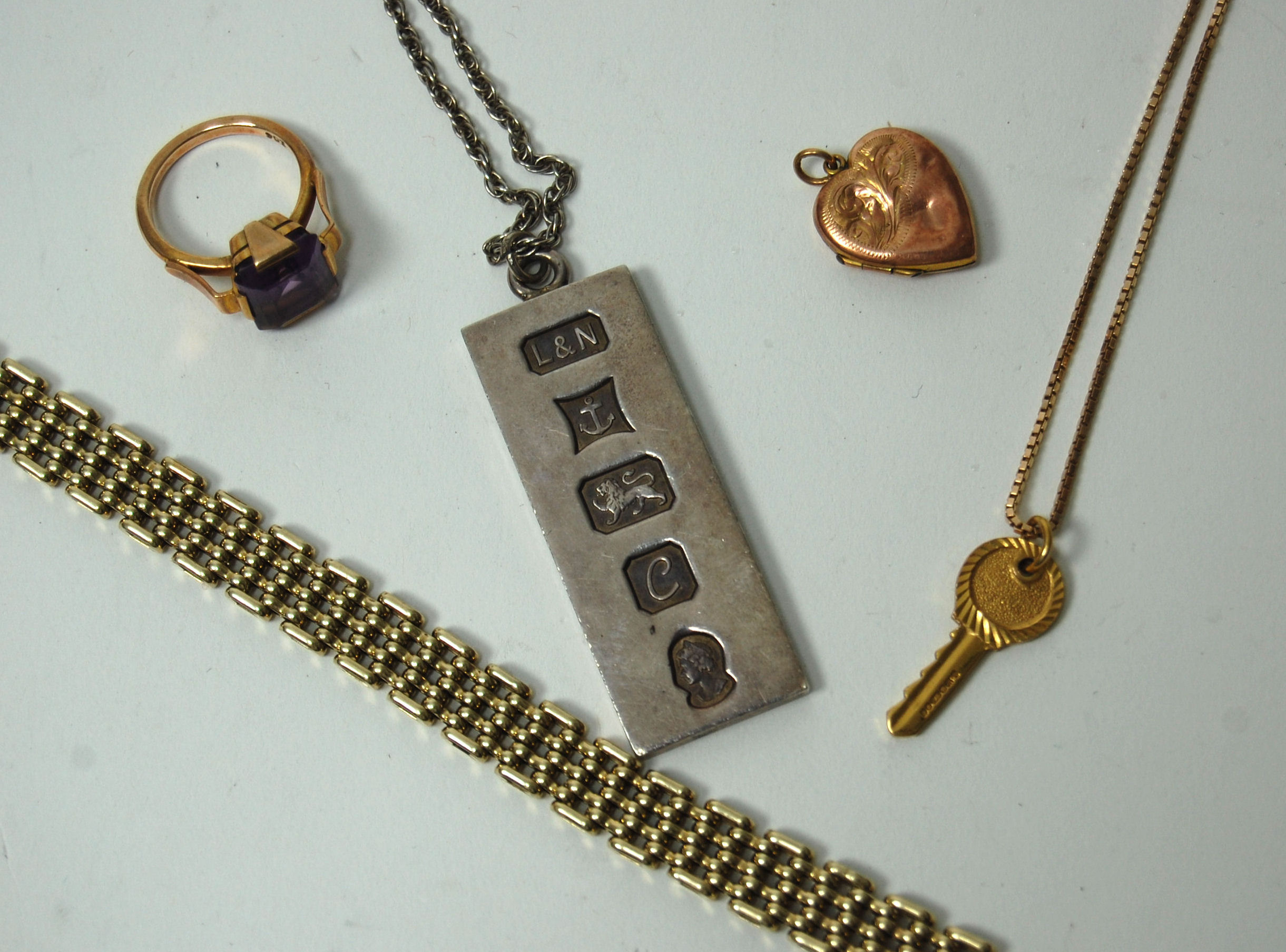A collection of jewellery,