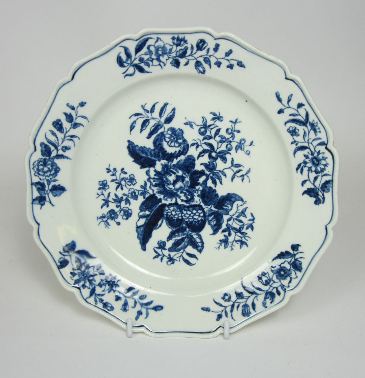 LOWESTOFT BLUE AND WHITE 'PINE CONE' PATTERN DISH