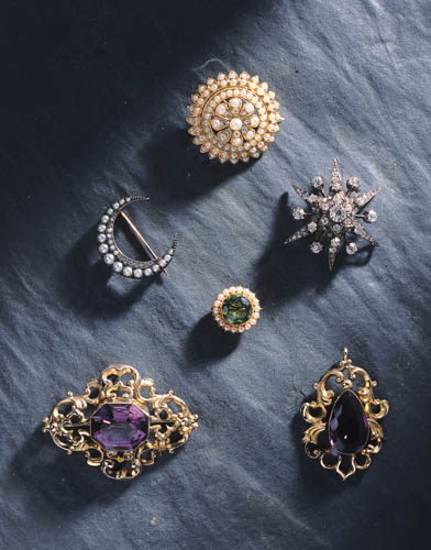 A Victorian gold circular brooch