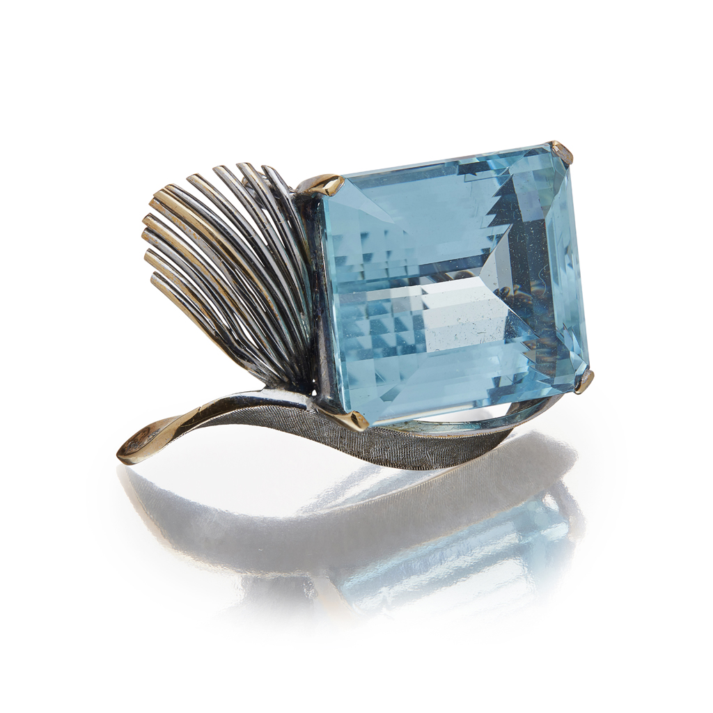 An aquamarine set brooch