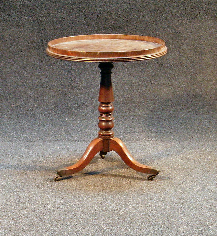 A Georgian mahogany circular side table,