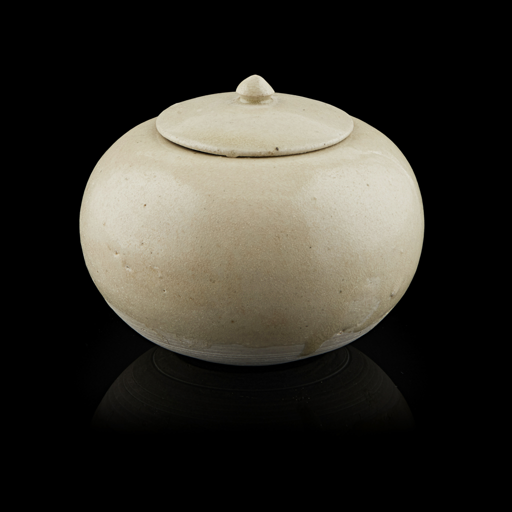 GONGXIAN-KILN WHITE-GLAZED STONEWARE GLOBULAR WASHER AND COVER