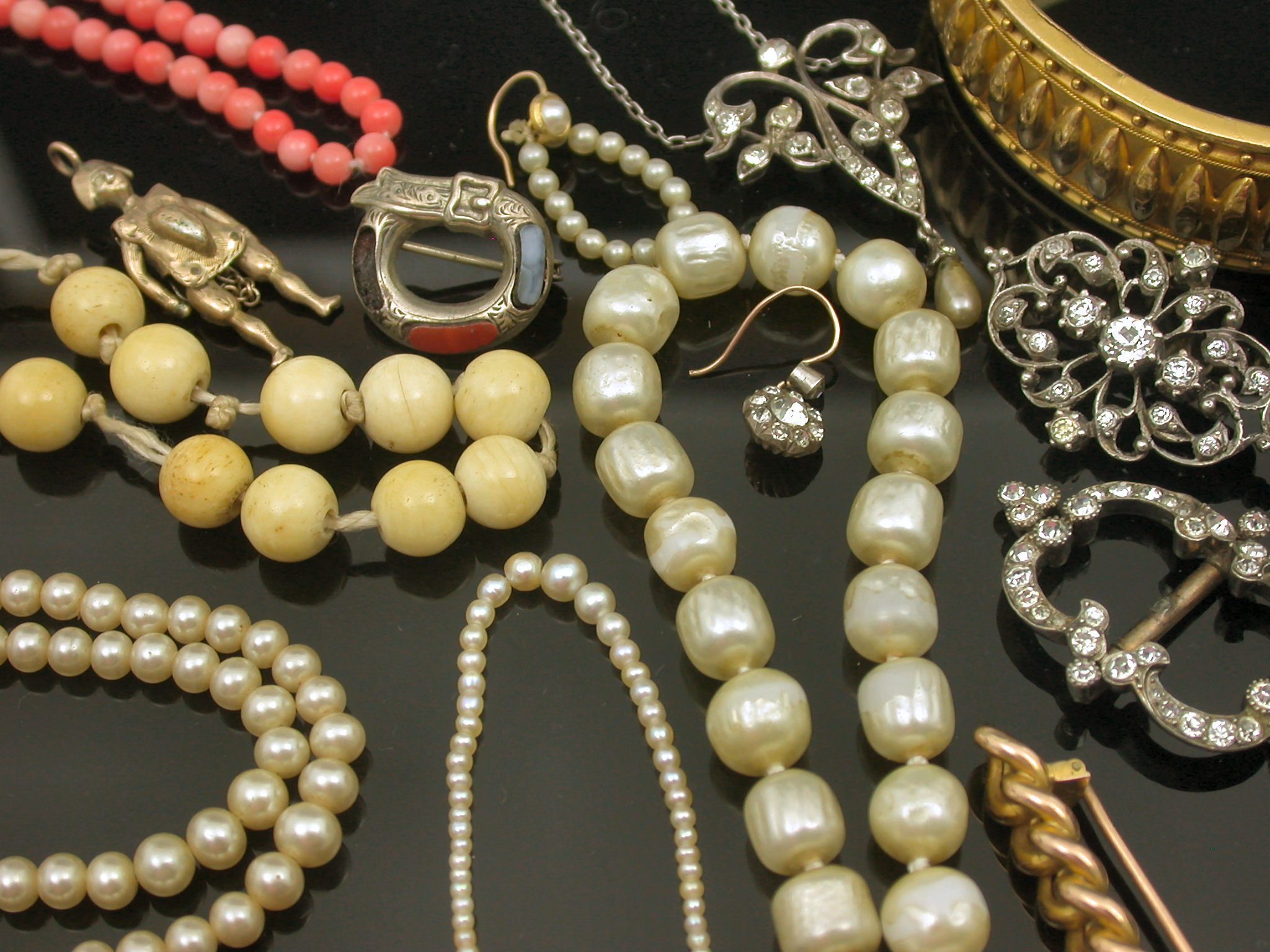 A gold hinged bangle,