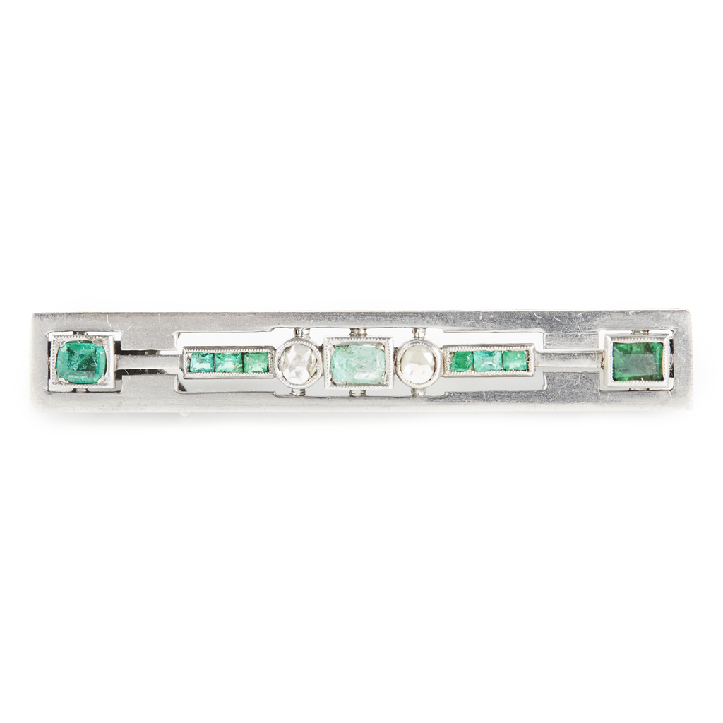 An emerald set bar brooch