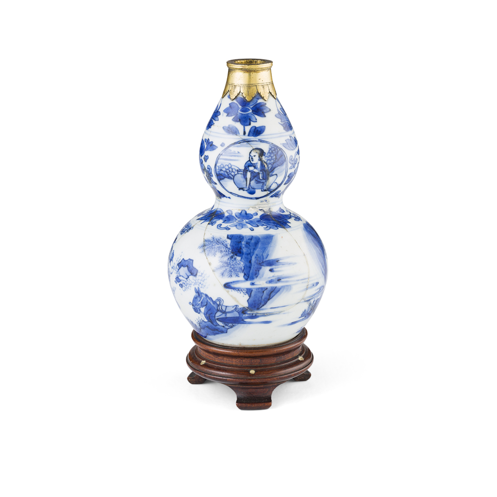 SMALL BLUE AND WHITE DOUBLE-GOURD VASE
