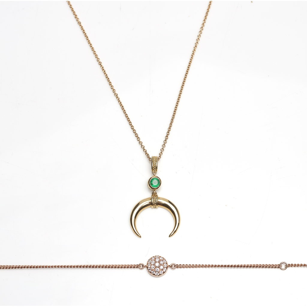 A modern 18ct gold and emerald set pendant necklace