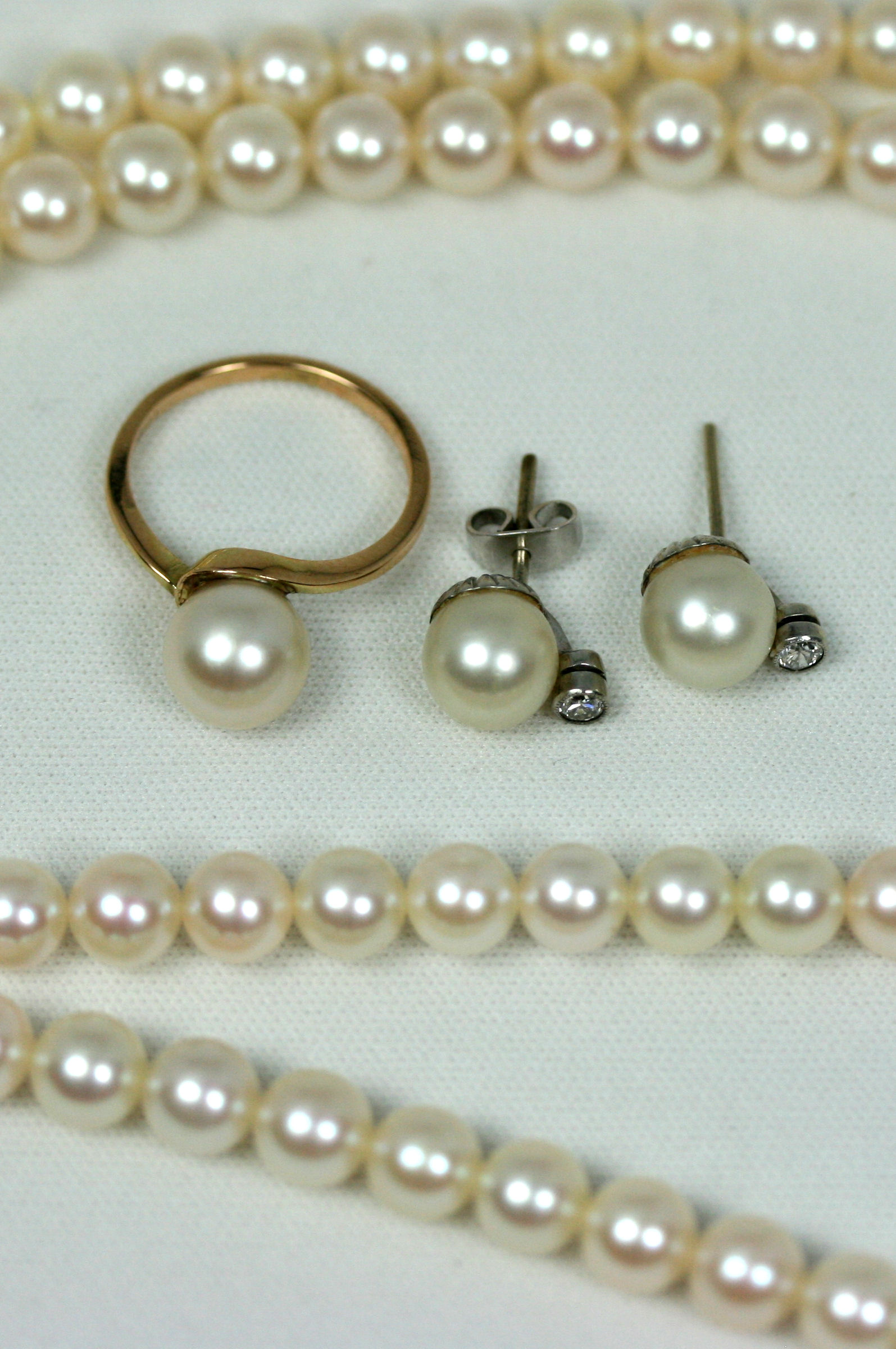 A collection of cultured pearl set items
