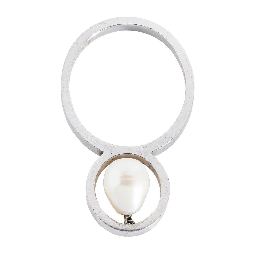 A 1980s 18ct white gold and set pearl ring, Grima