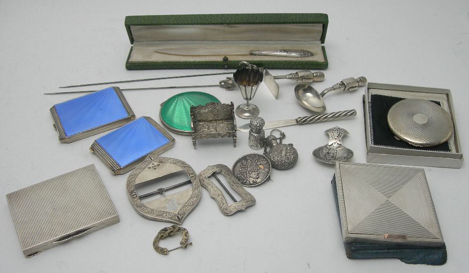 A COLLECTION OF ITEMS TO INCLUDE A VICTORIAN BELT BUCKLE