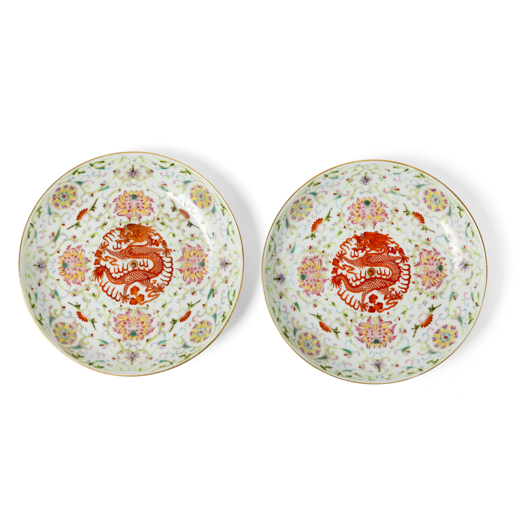 PAIR OF CHINESE FAMILLE ROSE 'DRAGON' PLATES
