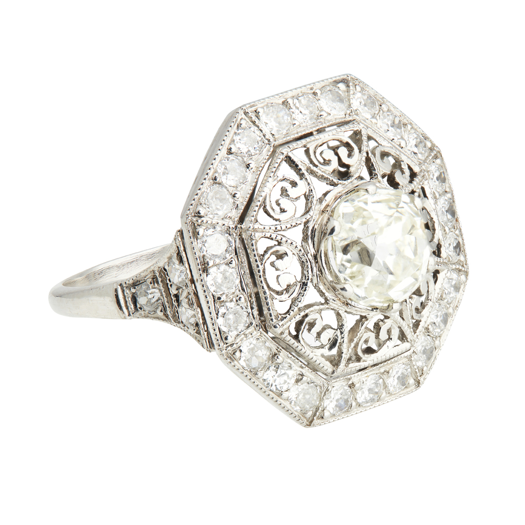 A diamond cluster ring