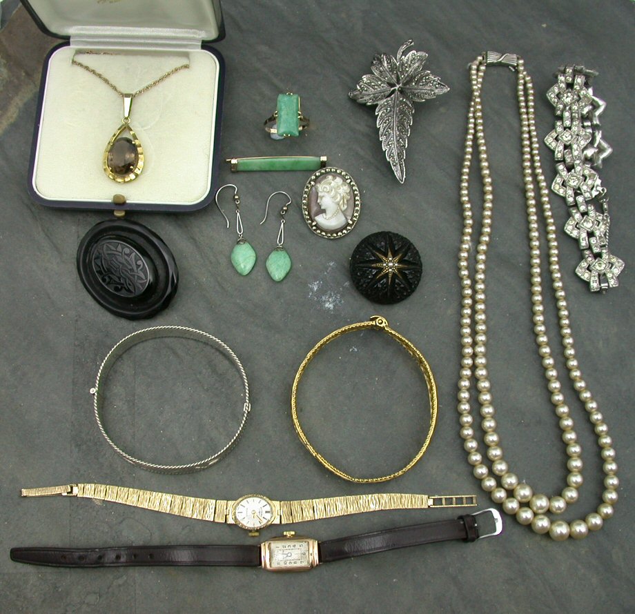 A collection of jewellery,