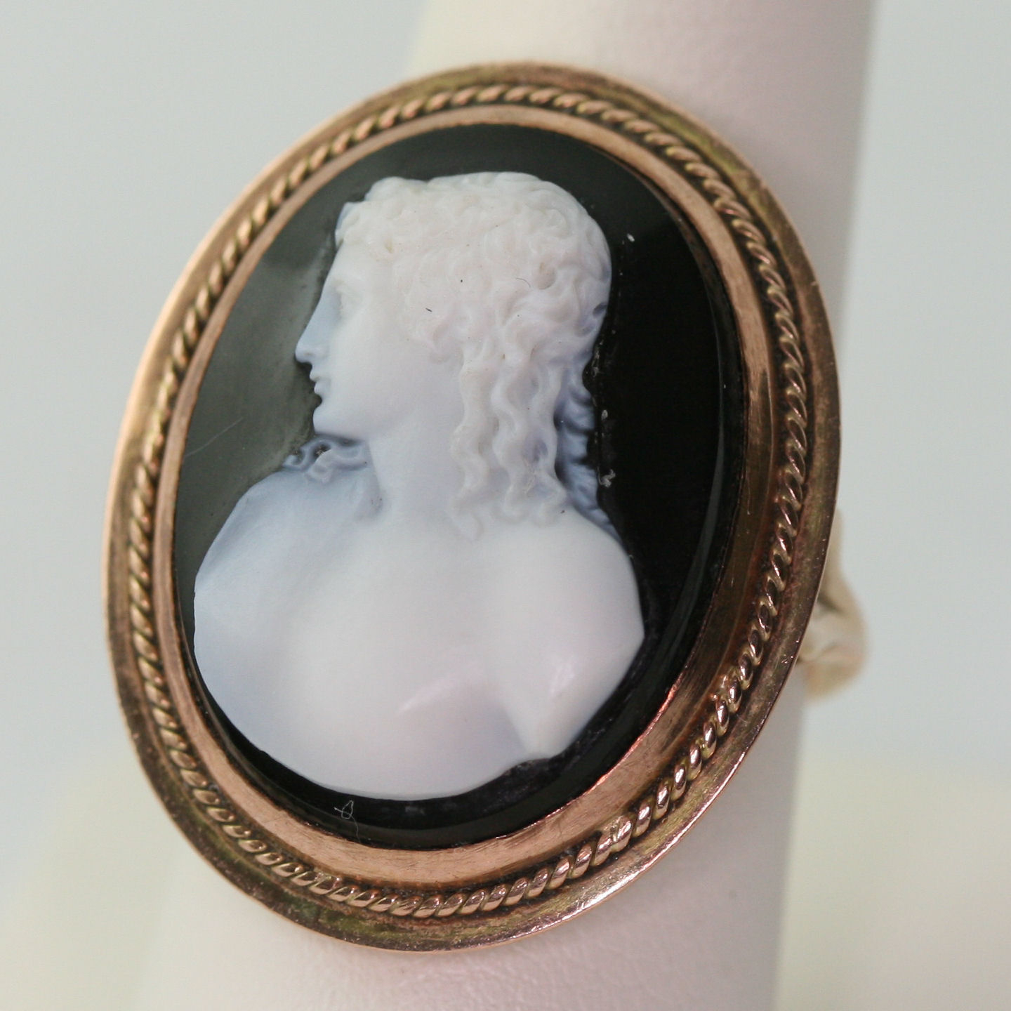 An Edwardian rose gold mounted hardstone cameo set ring