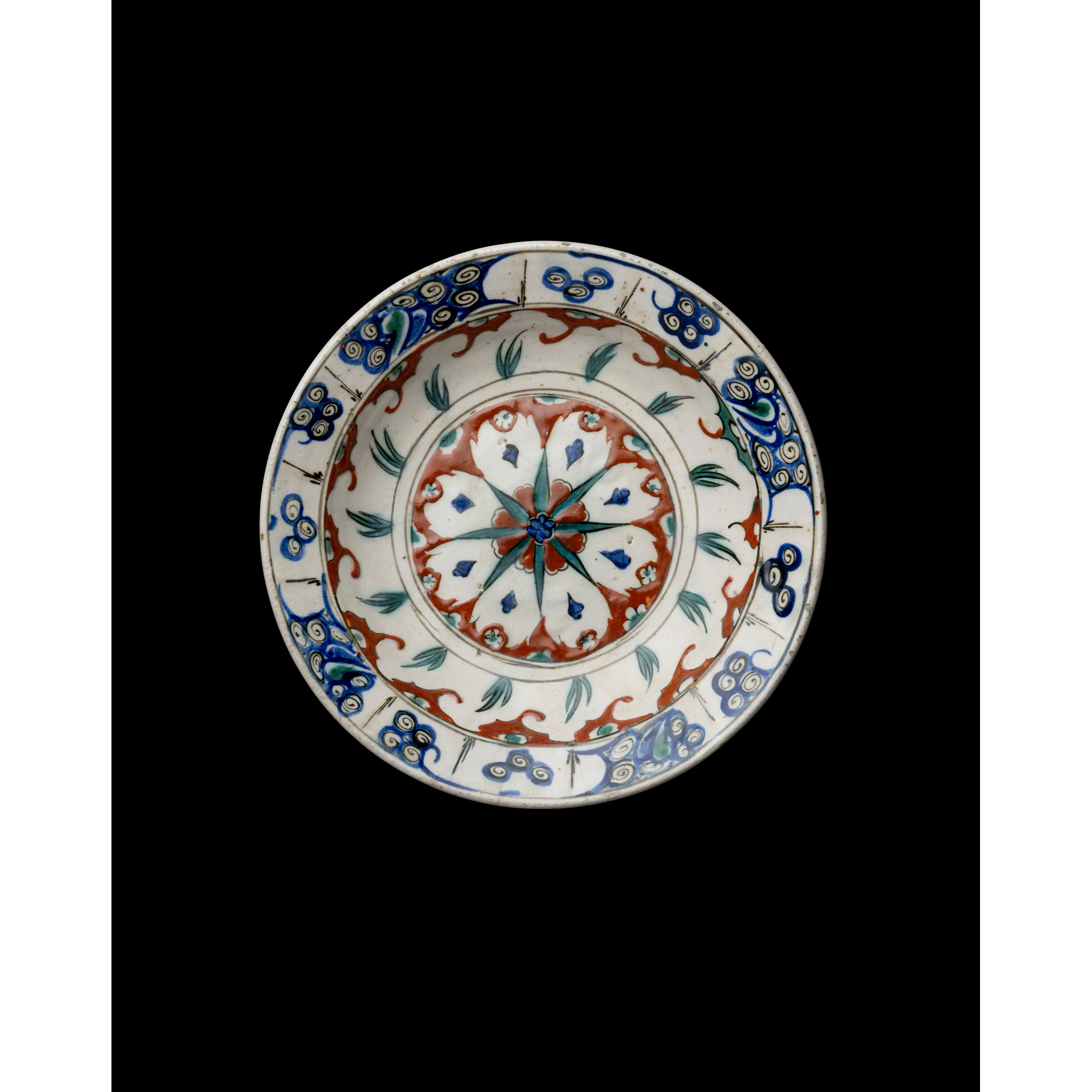 AN IZNIK POTTERY DISH WITH ‘KALEIDOSCOPE’ DESIGN