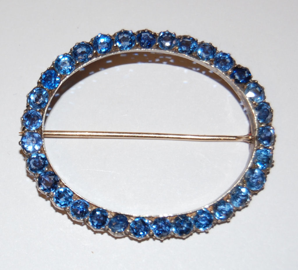 An oval sapphire brooch