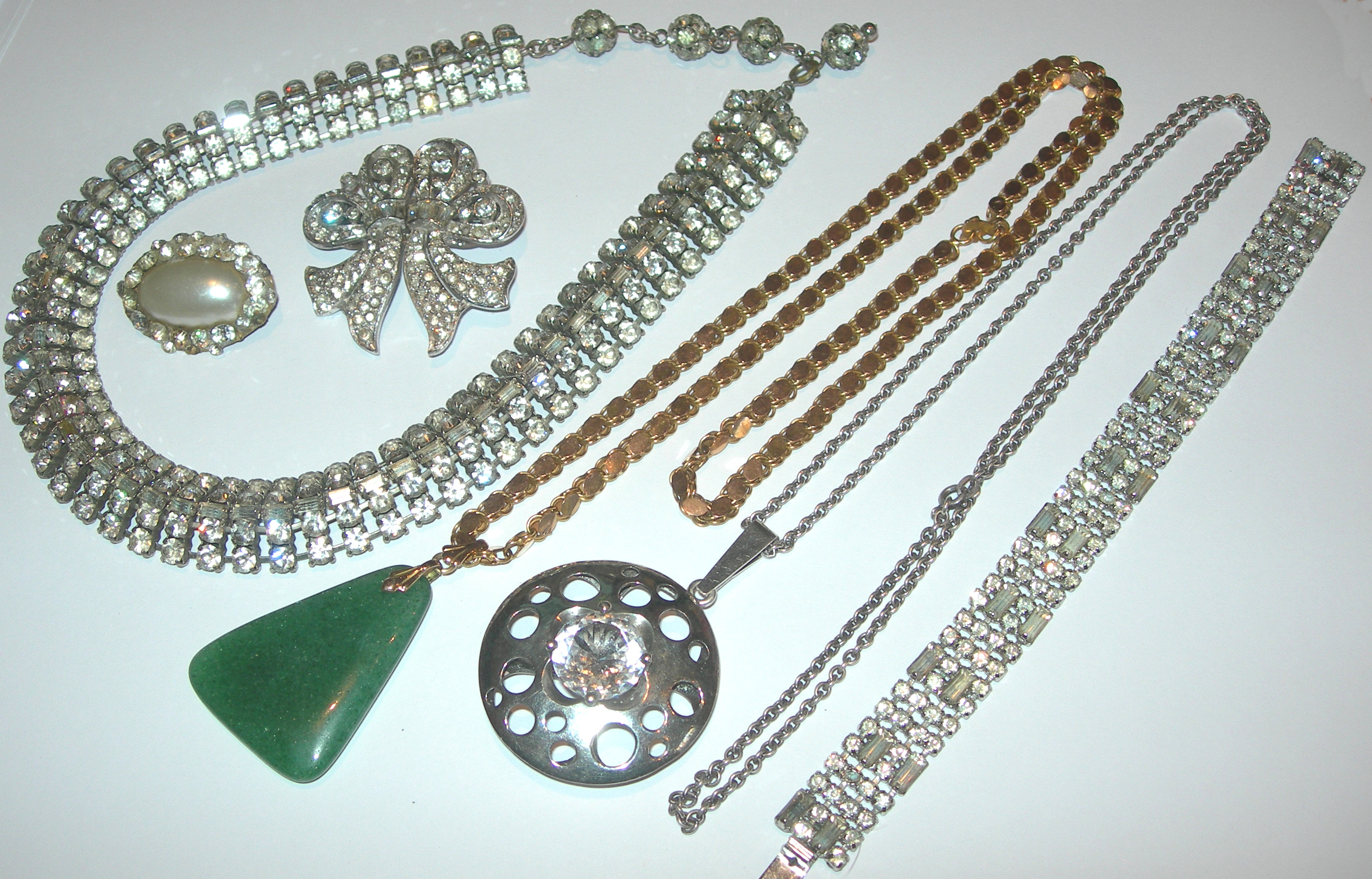 An aventurine quartz set pendant,