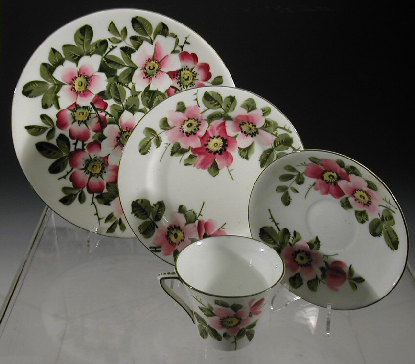 A Wemyss 'Dog Roses' circular cake plate