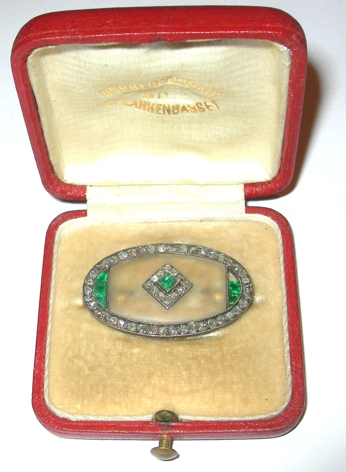 An Edwardian oval multi-gem set brooch,