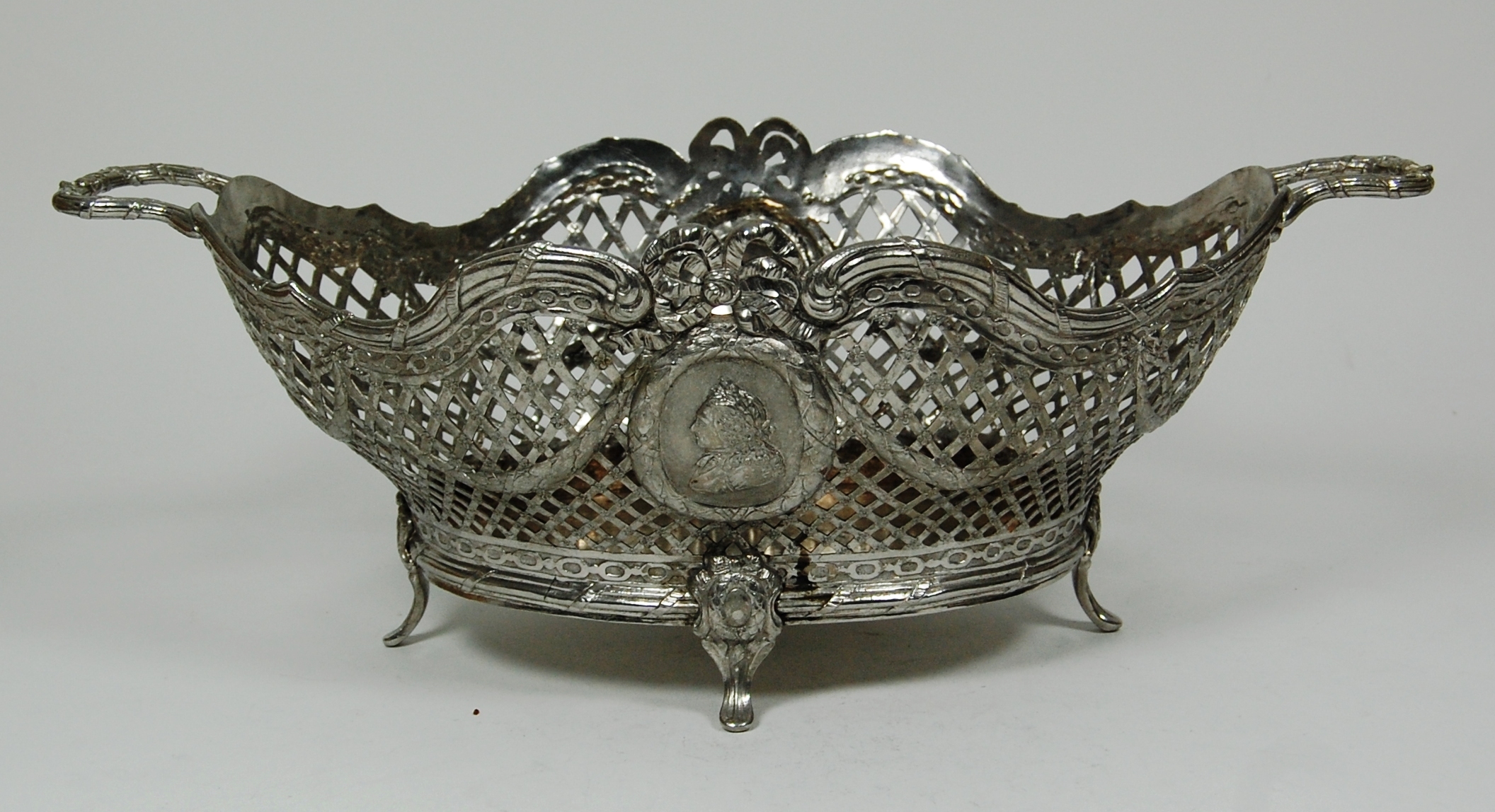 ALTERATION - A modern continental basket