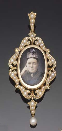 An Edwardian 15ct gold mounted seed pearl set double portrait locket,