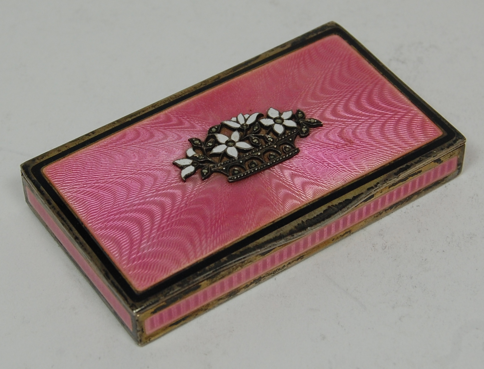 A Continental enamel snuff box
