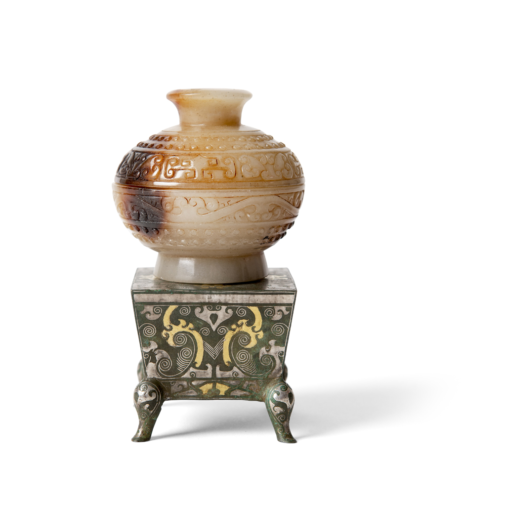 GREY AND BROWN JADE LIDDED BOX ON BRONZE STAND