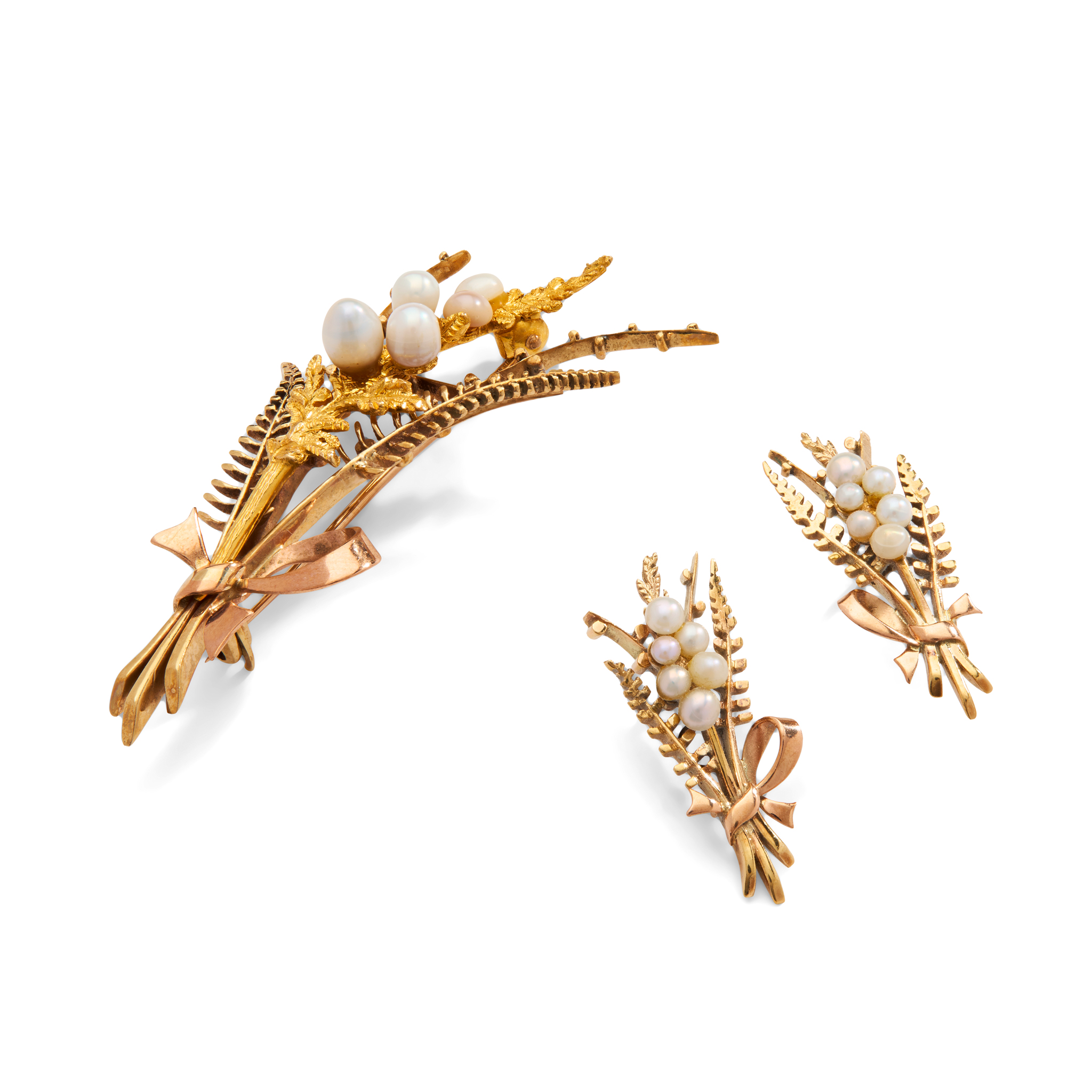 CAIRNCROSS OF PERTH: A 9CT GOLD SCOTTISH FRESHWATER PEARL 'FERN' BROOCH AND EARRINGS