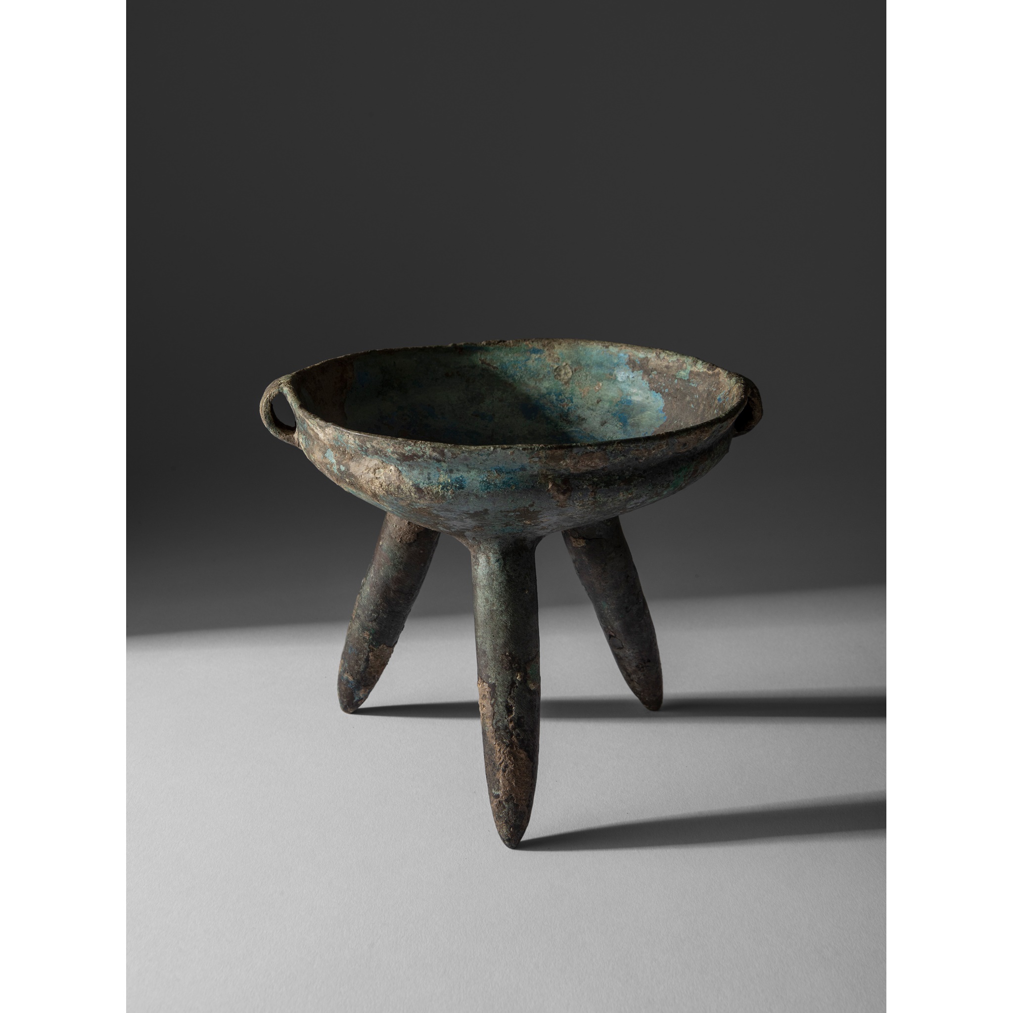 VERY RARE BRONZE RITUAL TRIPOD VESSEL