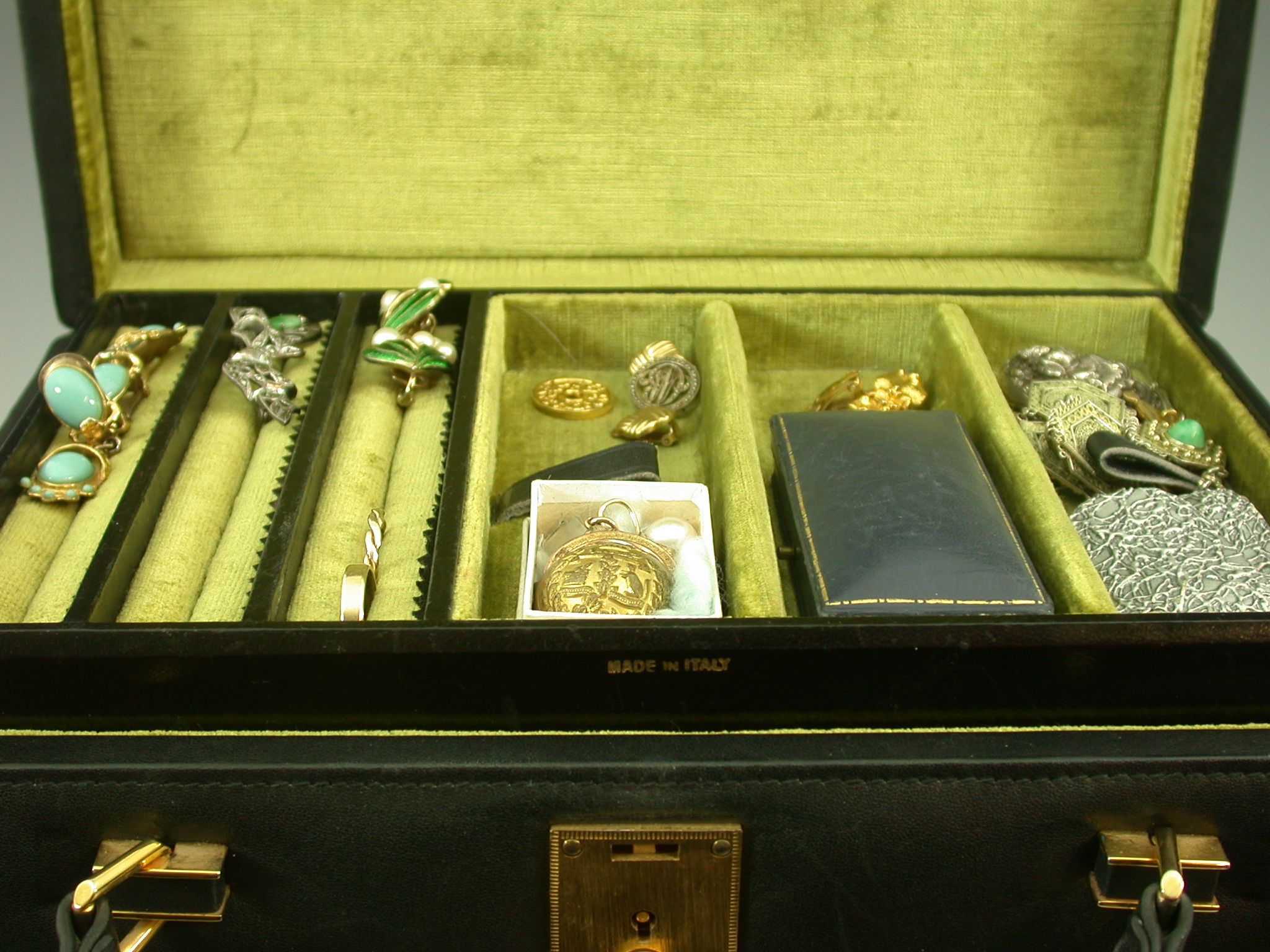The contents of a jewellery box,