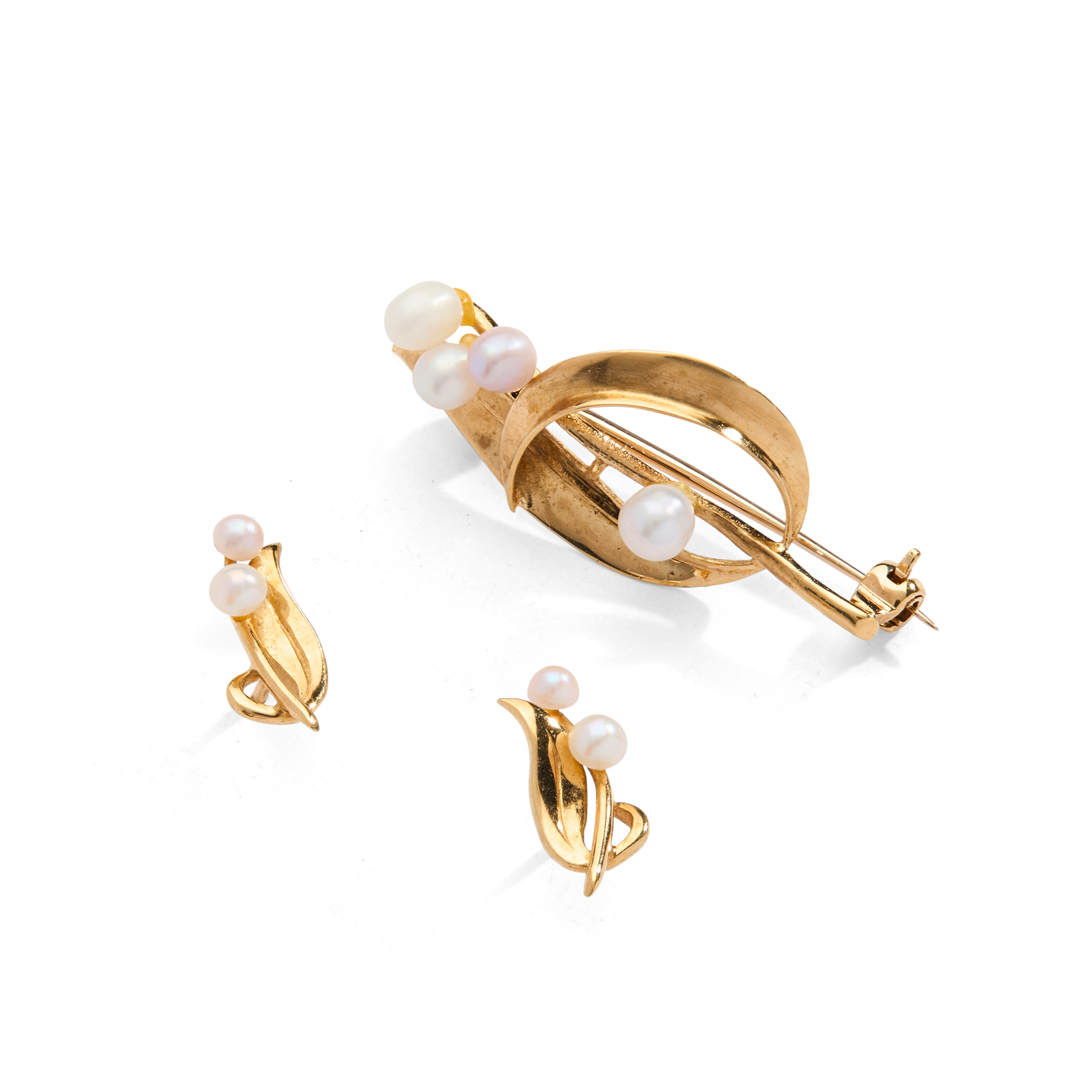 CAIRNCROSS OF PERTH: A 9CT GOLD SCOTTISH FRESHWATER PEARL 'ORCHID' BROOCH AND EARRINGS